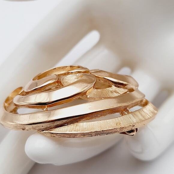 Vintage Crown Trifari Gold Plated Swirl Brooch Pin - Picture 7 of 11